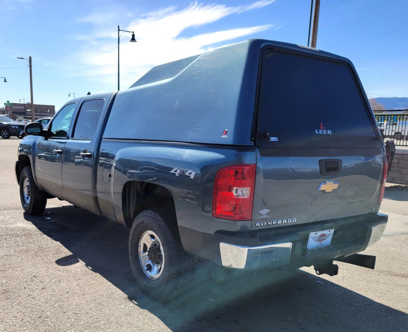 2008 Blue /Tan Chevrolet Silverado 2500HD LT (1GCHK23628F) with an 6.6L engine, 5 Speed Automatic transmission, located at 450 N Russell, Missoula, MT, 59801, (406) 543-6600, 46.874496, -114.017433 - 6.6 Duramax Diesel. Automatic Transmission. 4WD. Matching leer Topper. New Tires. AM FM CD. Power drivers Seat. Air Cruise Tilt. - Photo#5